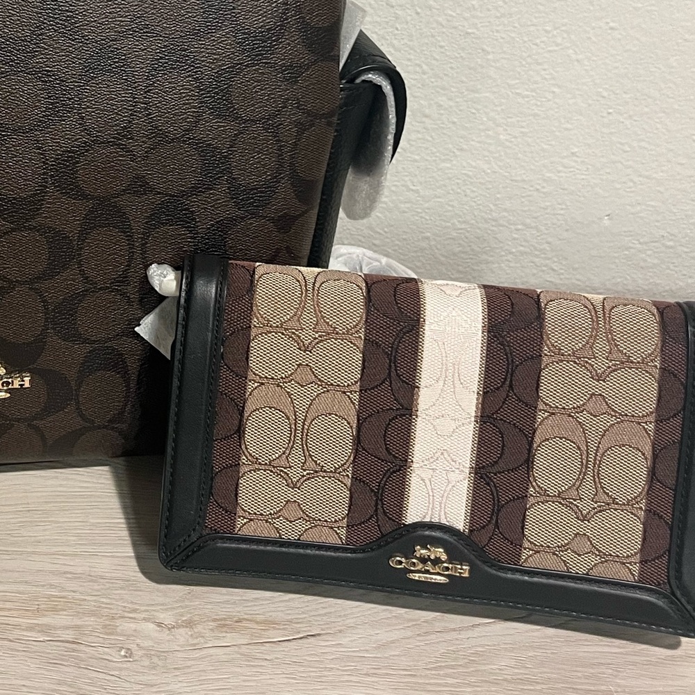 NWT Coach Anna Signature Crossbody/converts to wallet